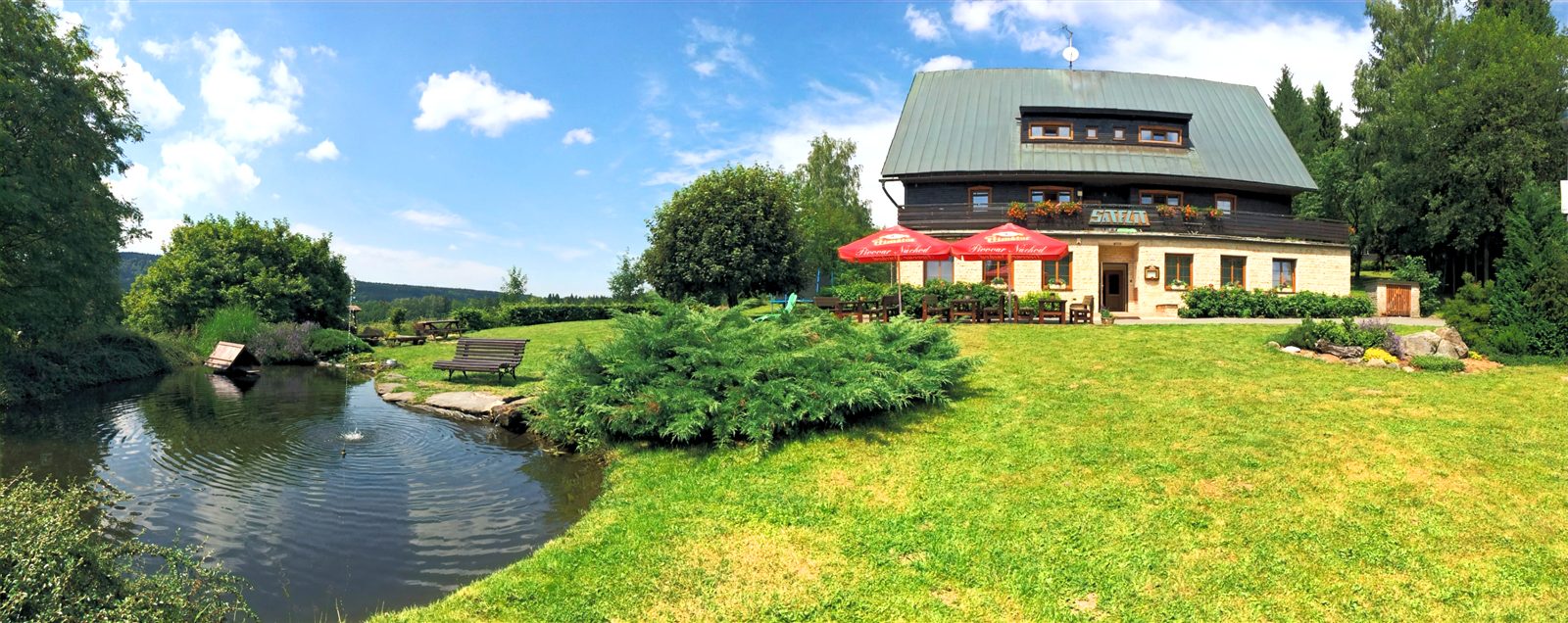 Letní panorama penzionu s rybníčkem